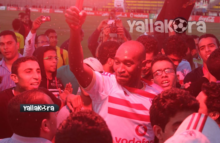 فرحة اللاعبين مع الجماهير بكأس مصر