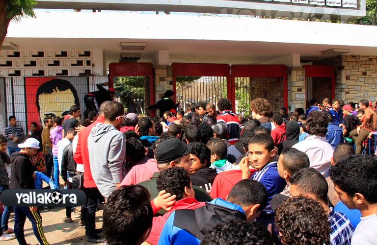 تواجد لجمهور الاهلى امام النادى لشراء تذاكر مباراة
