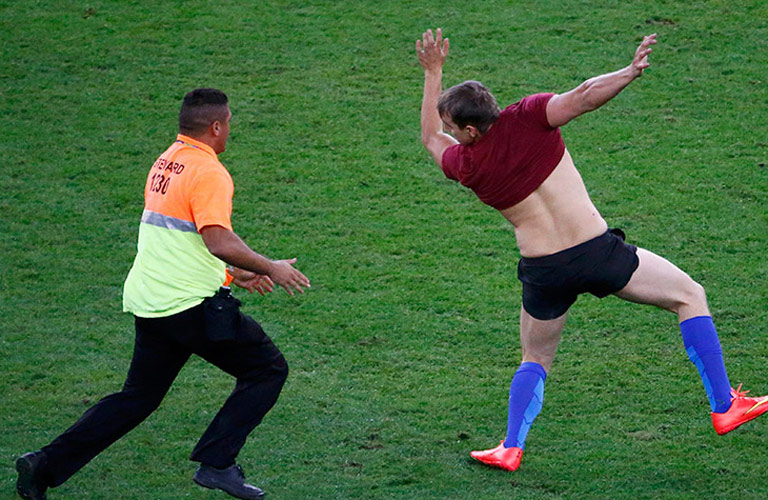 مشجع يقتحم لقاء المانيا والأرجنتين