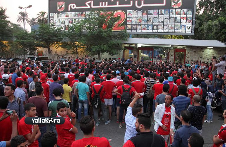 وقفة جماهير الأهلي امام النادي2