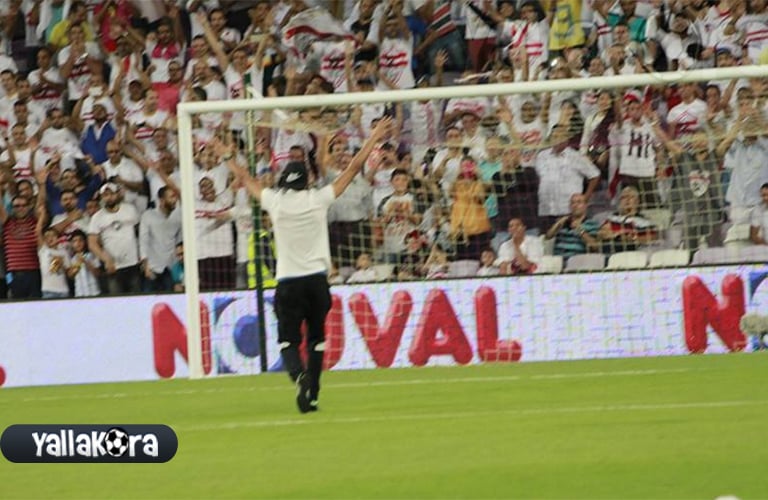 احتفال حنش مع جماهير الزمالك قبل القمة