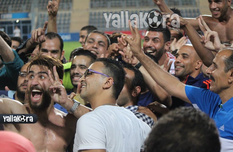 فرحة لاعبو الزمالك بالشماريخ بالفوز على النصر