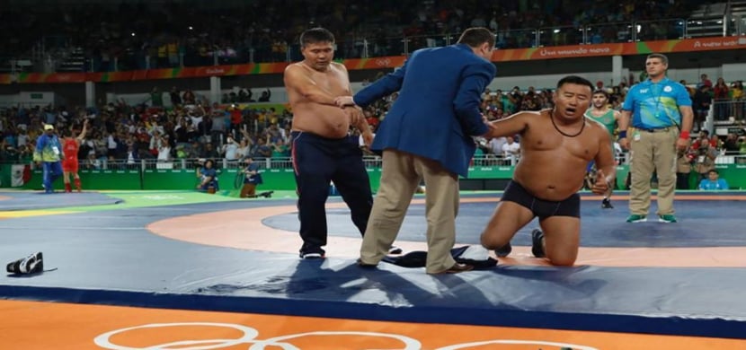 مدرب مصارع منغوليا يعترض على نتيجة المباراة
