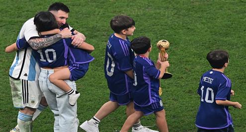 فرحة لاعبي منتخب الأرجنتين مع عائلتهم