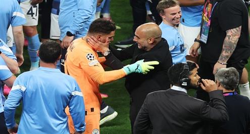 أحضان وبكاء من جوارديولا ولاعبي مانشستر سيتي بعد الفوز بدوري أبطال أوروبا