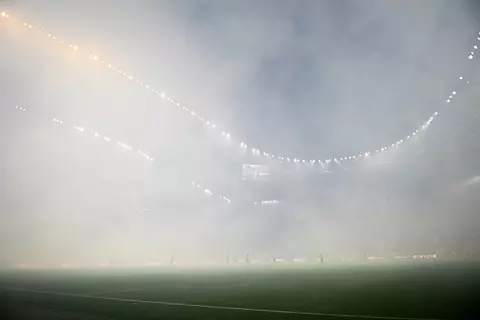 الألعاب النارية تتسبب في تأخير انطلاق مباراة مارسيلسا وموناكو