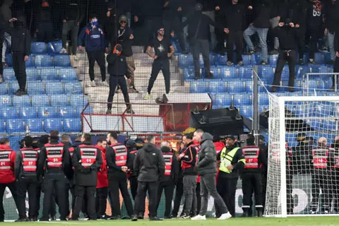 لقطات من شغب الجماهير وايقاف مباراة مونبيليه وسانت اتيان في الدوري الفرنسي