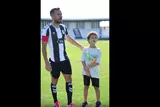 علي ملعلول يتجول مع ابنه في ملعب الصفاقسي