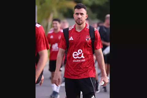 لقطات من تحرك لاعبي الأهلي لخوض المران الأول في تنزانيا (صور)
