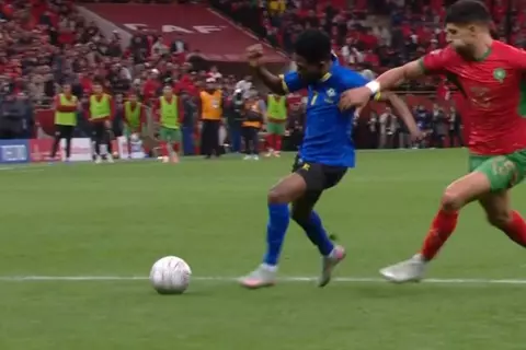 بسبب ضربة جزاء.. مشادة خارج الخطوط من منتخب تنزانيا في لقاء المغرب (صور) | يلاكورة