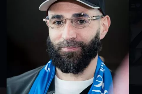 ترحيب من 5 جنسيات.. كيف كان ظهور بنزيما الأول في الهلال؟ (صور)