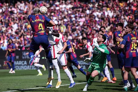 لقطات من مباراة برشلونة ورايو فاييكانو في الدوري الإسباني (صور)