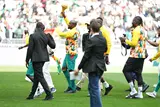 رغم سحب اللقب.. احتفال لاعب منتخب السنغال بكأس أمم أفريقيا