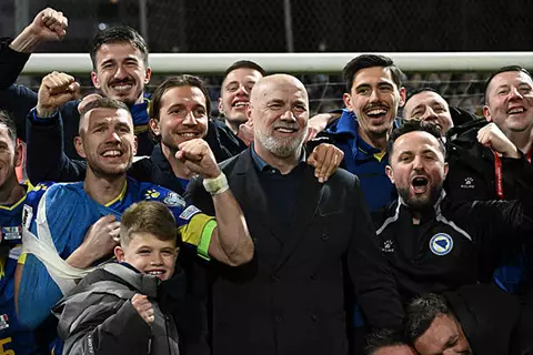 فرحة لاعبي البوسة بعد التأهل لكأس العالم وحزن لاعبي إيطاليا