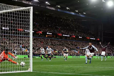 لقطات من مباراة أستون فيلا وبولونيا في الدوري الأوروبي (صور)