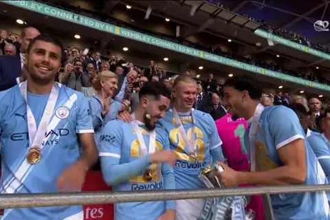 فرحة واحتفال عمر مرموش بعد بالتتويج بكأس الاتحاد الانجليزي 
