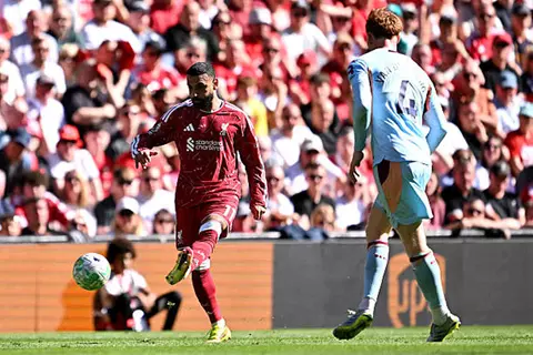 لقطات لـ محمد صلاح في مباراة ليفربول وبرينتفورد