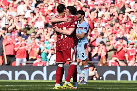 لحظة وداع محمد صلاح للاعبي وجماهير ليفربول
