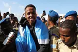 استقبال شعبي ضخم للحكم الصومالي عمر أرتان بعد منعه من المشاركة في كأس العالم