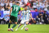 ميسي يتوهج ويسجل هاتريك في مباراة الأرجنتين والجزائر في كأس العالم