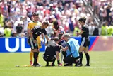 إصابة حكم مباراة أمريكا وأستراليا في كأس العالم (صور)