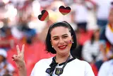 قناع مصارع ورقص أفريقي.. أجواء الجماهير في مباراة ألمانيا وكوت ديفوار
