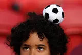 نظارات غريبة وقبعة أعلام..أجواء الجماهير في مباراة الأردن والجزائر في كأس العالم