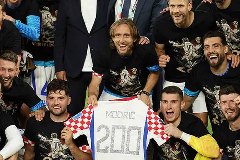 المباراة رقم 200.. احتفال خاص من لاعبي منتخب كرواتيا بـ لوكا مودريتش في كأس العالم