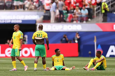 حزن لاعبي جنوب أفريقا بعد الخروج من كأس العالم (صور)
