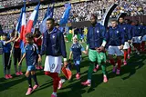 طفلة بالحجاب تخطف الأنظار في مباراة فرنسا والسويد في كأس عالم