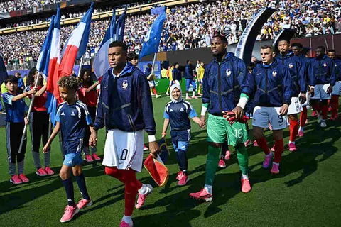 طفلة بالحجاب تخطف الأنظار في مباراة فرنسا والسويد في كأس عالم