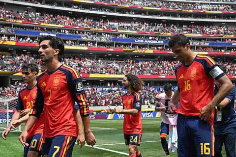 احتفالات هادئة من لاعبي إسبانيا بعد التأهل لنصف نهائي كأس العالم (صور)