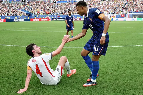احتفال لاعبي منتخب إنجلترا بعد الفوز على فرنسا في كأس العالم