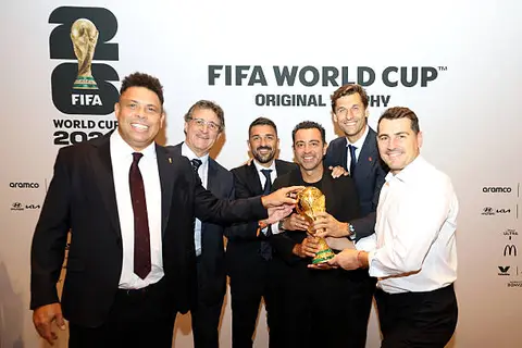 وصول أساطير الفيفا لحضور نهائي كاس العالم بين إسبانيا والأرجنتين
