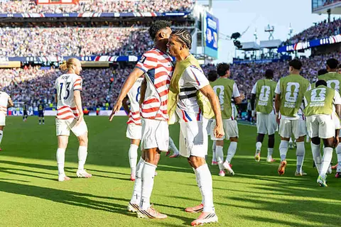 احتفال لاعبي منتخب أمريكا بعد التأهل لدور الـ16 من كأس العالم