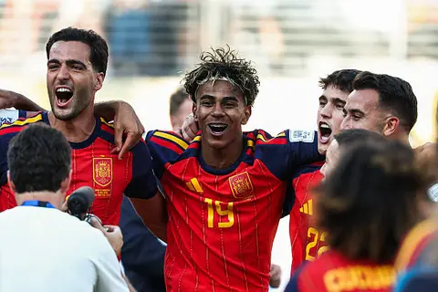 احتفال لاعبي منتخب إسبانيا بعد الفوز على الأرجنتين في نهائي كأس العالم