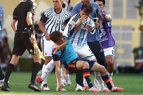 مشادة بين لاعبي الأرجنتين وإسبانيا بعد نهاية مباراة نهائي كأس العالم