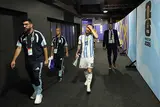احتفال ميسي مع لاعبي الأرجنتين بعد التأهل لدور الـ16 من كأس العالم