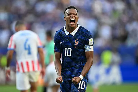 احتفال لاعبي منتخب فرنسا بعد التأهل إلى ربع نهائي كأس العالم