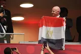 انفانتينو رئيس فيفا يرفع علم مصر في المدرجات