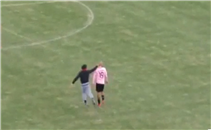 مشجع يقتحم الملعب بالدرجة الثانية بالدوري الايطالي