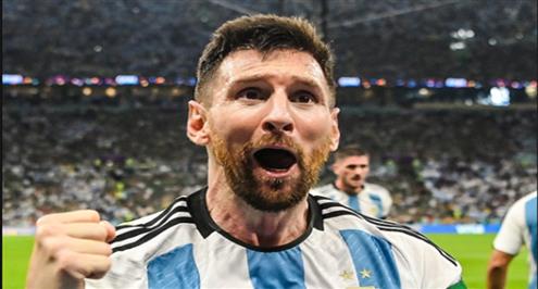 احتفال ميسي مع جماهير الأرجنتين