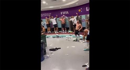 فرحة ميسي ولاعبي الأرجنتين في غرفة خلع الملابس
