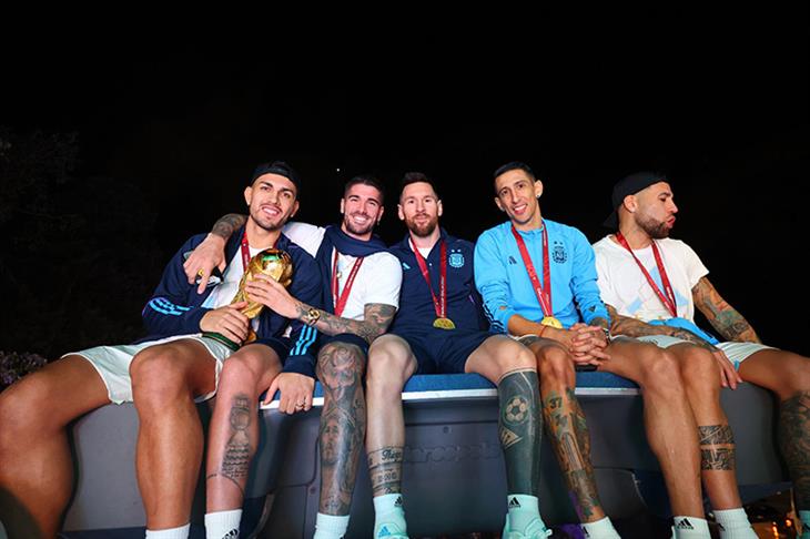 فرحة لاعبي الأرجنتين مع الجماهير بكأس العالم