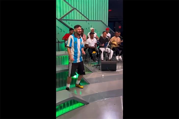 شبيه ميسي يحتفل في برنامج تلفزيوني برازيلي