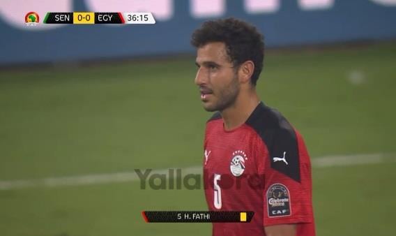 جوميز يشهر البطاقة الصفراء لحمدي فتحي أمام السنغال