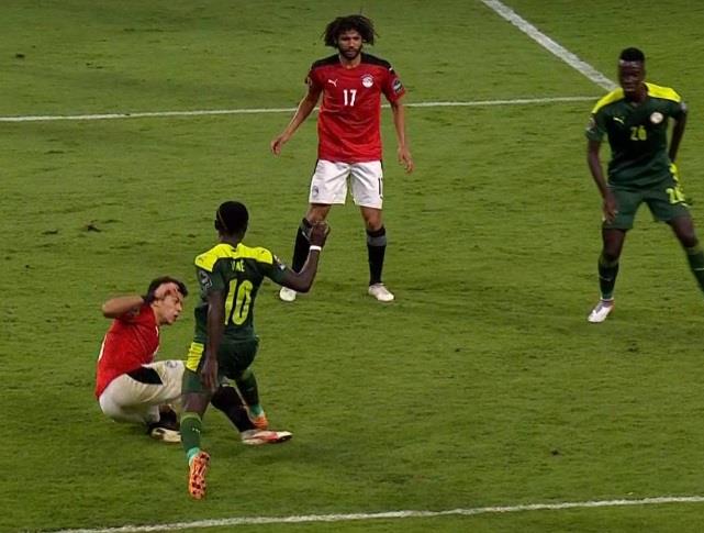 انذار لماني بعد تدخل عنيف علي إمام عاشور