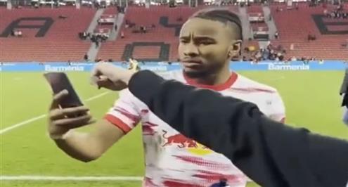 كوميديا نكونكو لاعب لايبزيج مع الموبايل