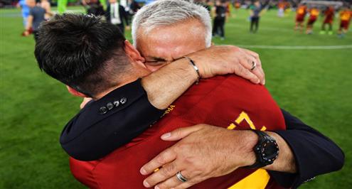 فرحة لاعبي روما بالفوز على فينورد في نهائي دوري المؤتمر الأوروبي