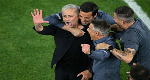 مورينيو يحتفل بفوز روما بدوري المؤتمر الأوروبي